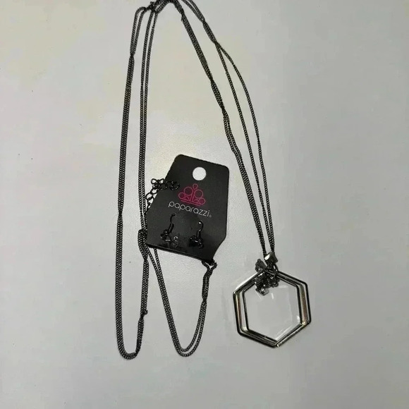 Paparazzi Jewelry - Women's Paparazzi Necklace Gunmetal Silver with earrings NEW!